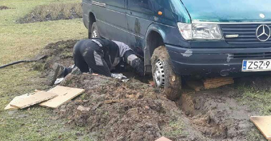 Wyciąganie samochodu zakopanego w grząskim trawniku