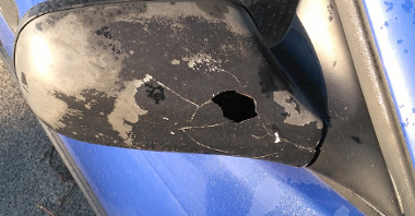 ul. Skalskiego (Jeżyce) - uszkodzone lusterko samochodu to jedna z widocznych oznak braku zainteresowania właściciela pojazdu
