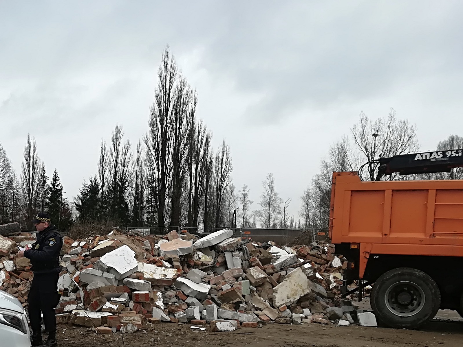 Nowosolska - składowisko gruzu z odpadami rozbiórkowymi - grafika artykułu