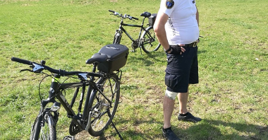 Jarosław Mazurczak, strażnik referatu Nowe Miasto podczas doskonalenia techniki jazdy rowerem