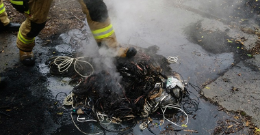 Wilda - strażacy dogaszają wypalane kable