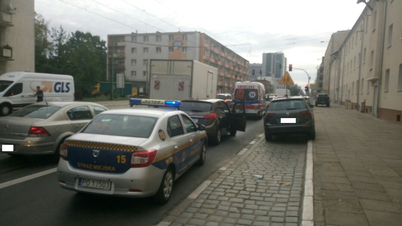 ul. Dąbrowskiego - strażnicy udzielili pomocy kierowcy, który zasłabł na drodze - grafika artykułu