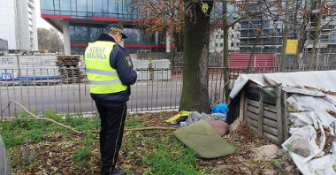 Nowe Miasto - strażnicy wraz z pracownikiem socjalnym MOPR rozmawiają z bezdomnymi