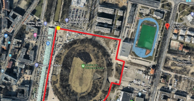 Zabezpieczony obszar wokół stadionu z zaznaczonymi wjazdami na sprzedających w hali przy ul. Dolna Wilda oraz parkingami w okolicy