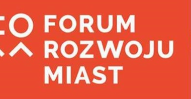 Logo, na którym znajduje się napis: Forum Rozwoju Miast (biały napis na czerwonym tle)