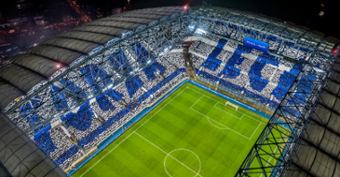 Widok na stadion przy Bułgarskiej z drona. Na trybunach widać napis "Forza Lech"