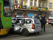 Kolizja tramwaju z samochodem osobowym.