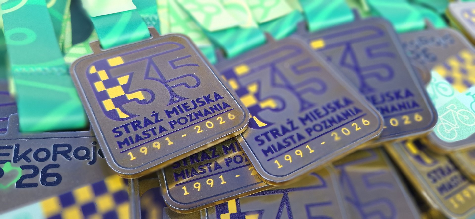 na zdjeciu medal dla każdego uczestnika Ekorajdu z logo 35 lecia SMMP