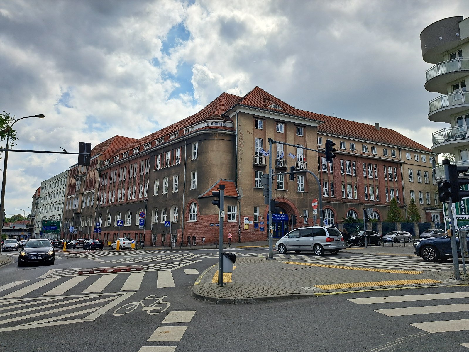 Na zdjęciu szpital im. F. Raszei i skrzyżowanie przed nim