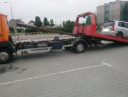 Niebezpieczny wrak na parkingu