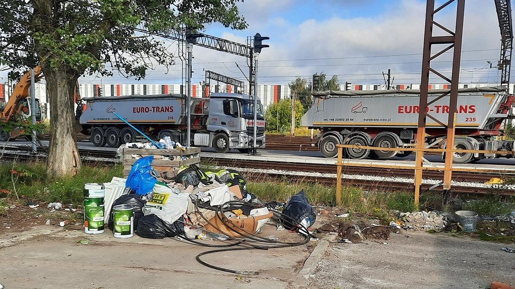 Nowe Miasto, Franowo - śmieci pozostawione przez pracowników pobliskiej firmy