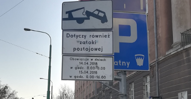 Przykład oznakowania pionowego umożliwiającego usuwanięcie pojazdu z drogi