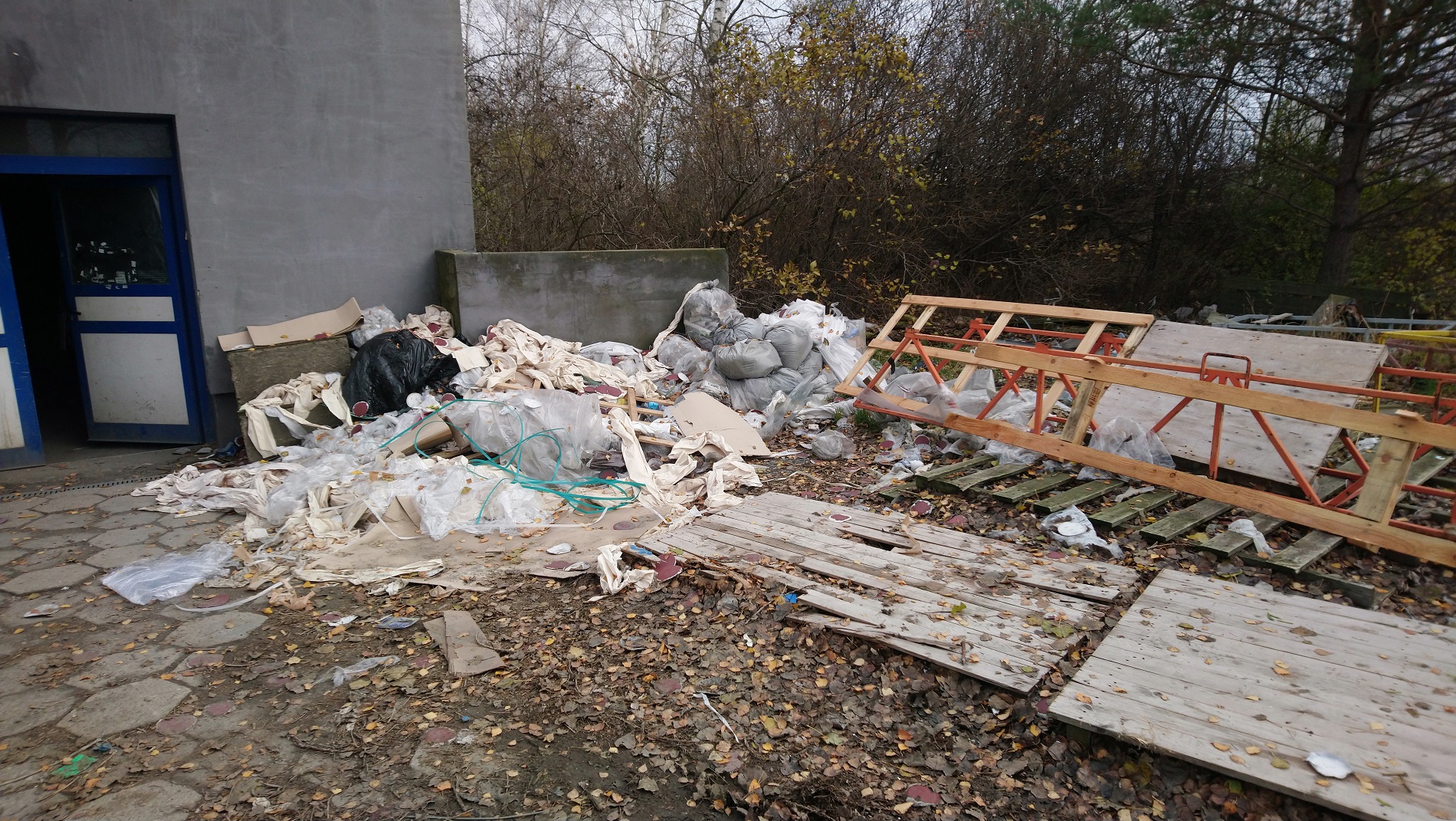 ul. Folwarczna - bałagan na terenie obok remontowanego budynku - grafika artykułu