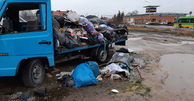 Plac u zbiegu ulic Brzechwy i Barwickiej - porzucone samochody wypełnione odpadami