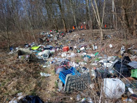 Odpady zgromadzone na terenie przyległym do Parku Sołackiego - grafika artykułu