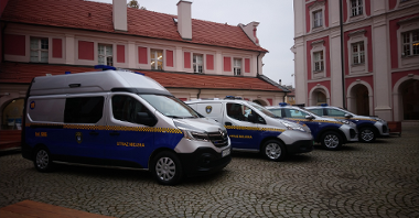 Cztery nowe radiowozy Straży Miejskiej na Dziedzińcu Urzędu Miasta Poznania