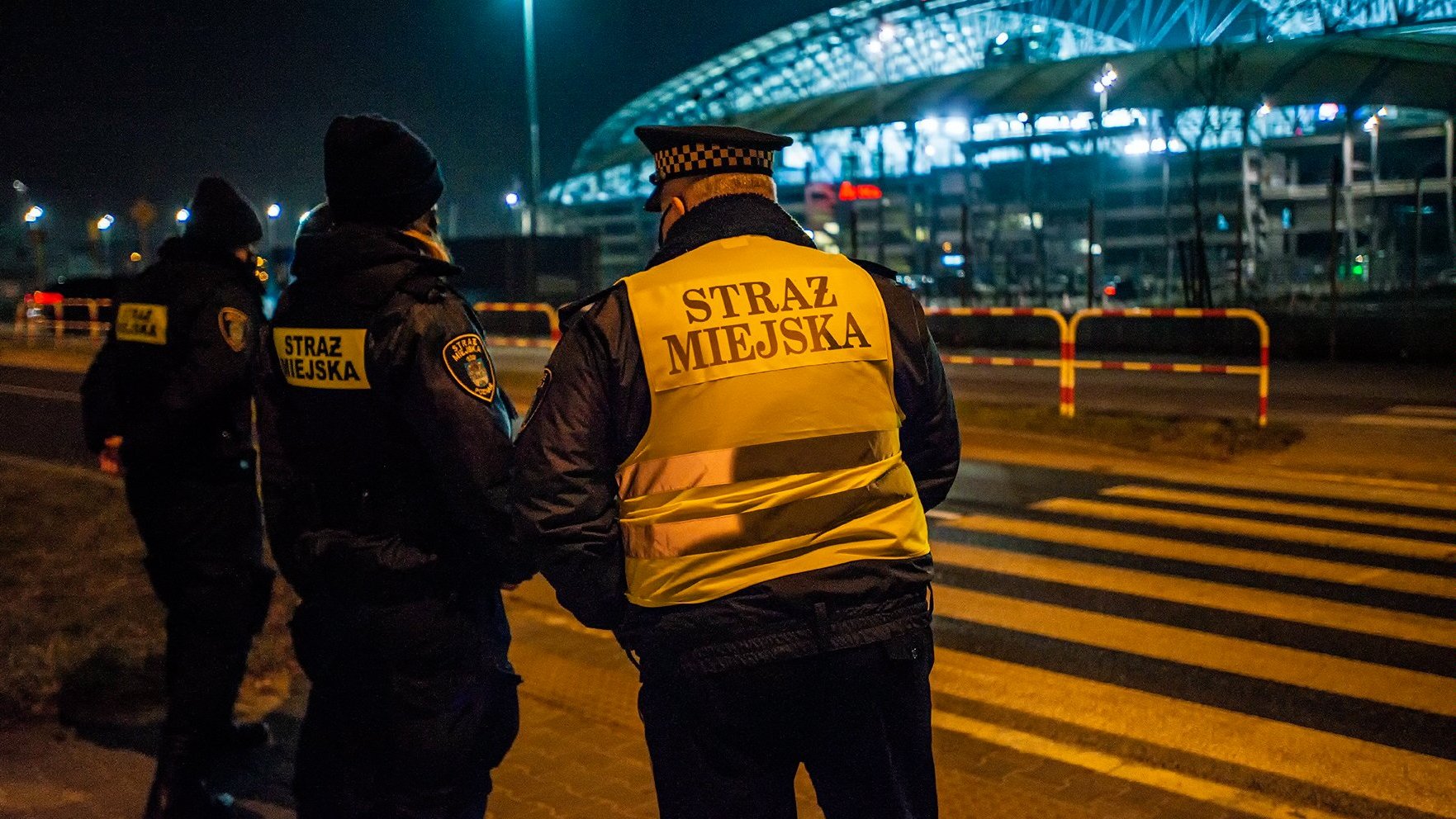 Strażnicy miejscy przed meczem zajmują miejsca wyznaczone przez Policję - grafika artykułu