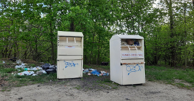 Ul. Bożydara - wysypisko odpadów komunalnych obok pojemników na zużytą odzież
