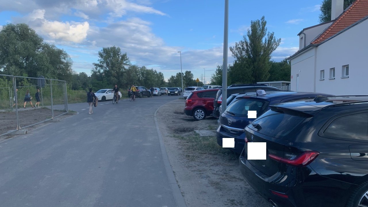 Droga prowadząca do Klubu na Fali - samochody zaparkowane w miejscach zabronionych - grafika artykułu