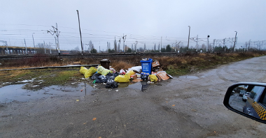 Ulica Ostrowska - miejsce składowania odpadów komunalnych przed interwencją strażnika