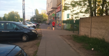 Chodnik przy ul. Piątkowskiej przed interwencją strażników