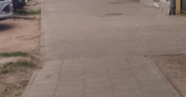 Chodnik przy ul. Piątkowskiej po interwencji strażników