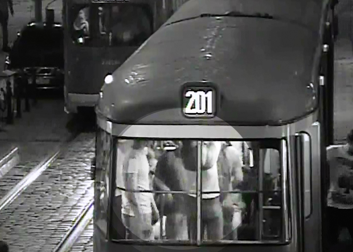 Grupa mężczyzn dewastuje tramwaj - grafika artykułu