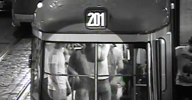 Grupa mężczyzn dewastuje tramwaj