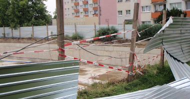 ul. Warszawska - zniszczone ogrodzenie głębokiego wykopu