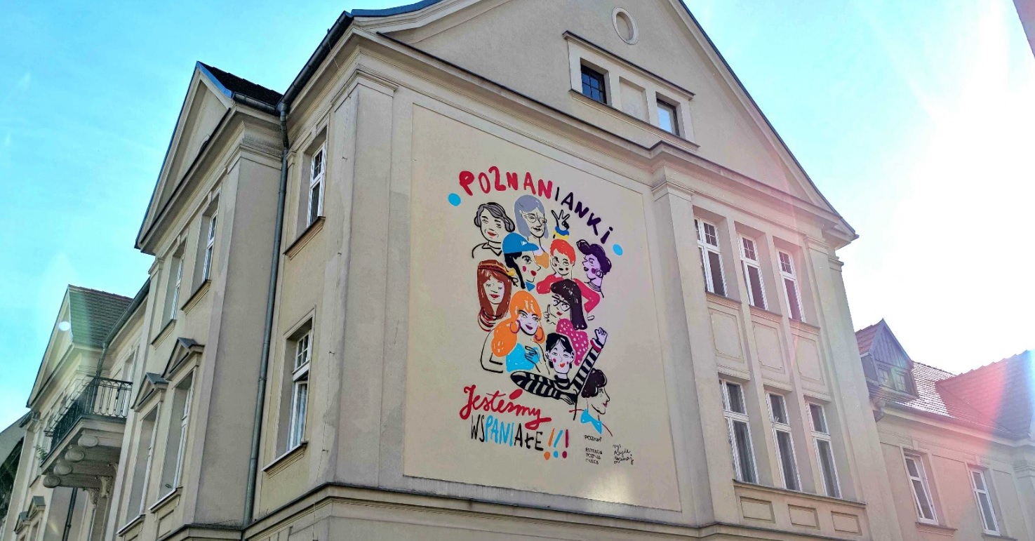 Na zdjęciu kamienica, na niej mural z ryzunkiem kobiet i napisem: poznanianki - grafika artykułu