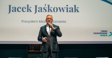 Na zdjęciu prezydent Poznania na scenie, przy mikrofonie