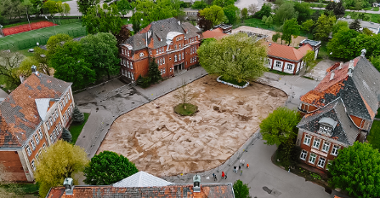 Zdjęcie przedstawia teren wokół szkoły z lotu ptaka.