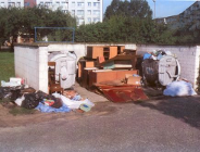 Problemy z odpadami na drodze i obok domu.