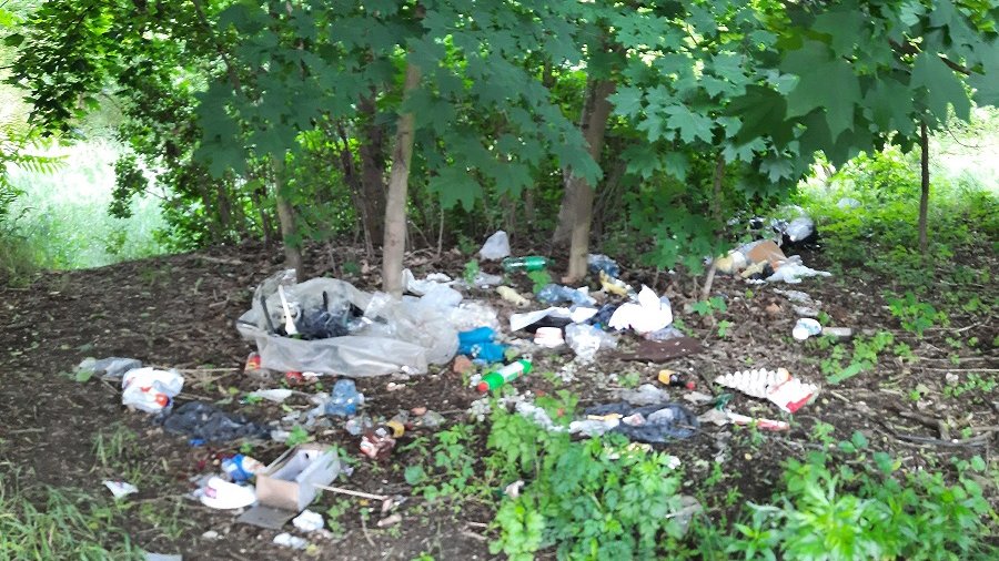 Przykład wysypiska odpadów na terenie miejskim - Piątkowo